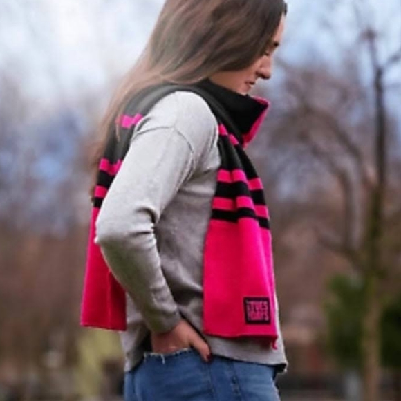 🔥10/$15 T-Mobile Scarf - Picture 1 of 3